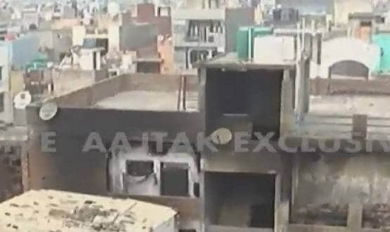 AAP पार्षद ताहिर हुसैन के घर की छत पर पत्थर-गुलेल-पेट्रोल बम, देखें Photos