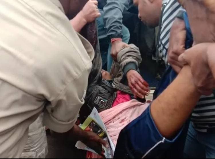 वो तड़पता रहा, उसके बदन से खून बहता रहा और लोग फोटो खींचते रहे