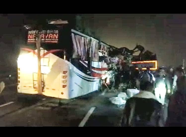 सुकून से सोए थे यात्री, ट्रक में जा घुसी बस, नशेड़ी ड्राइवर जिम्मेदार!