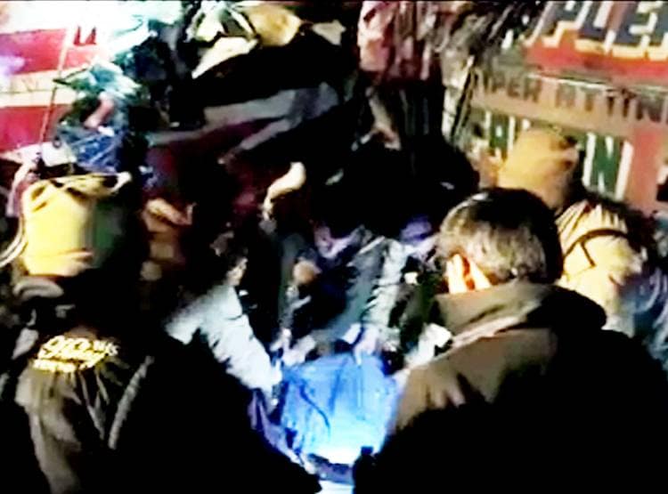 सुकून से सोए थे यात्री, ट्रक में जा घुसी बस, नशेड़ी ड्राइवर जिम्मेदार!