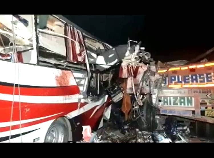 सुकून से सोए थे यात्री, ट्रक में जा घुसी बस, नशेड़ी ड्राइवर जिम्मेदार!