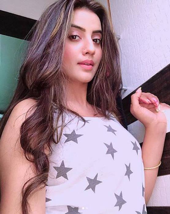 भोजपुरी एक्ट्रेस अक्षरा ने शेयर की ग्लैमरस तस्वीरें, फैन्स बोले- जंगली जवानी