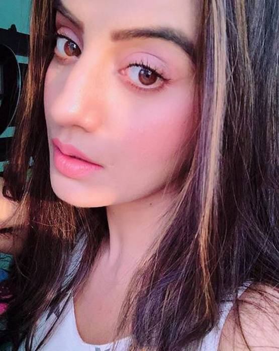 भोजपुरी एक्ट्रेस अक्षरा ने शेयर की ग्लैमरस तस्वीरें, फैन्स बोले- जंगली जवानी