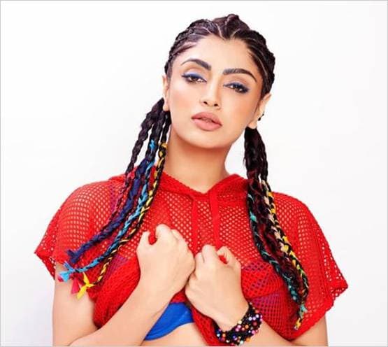 बिग बॉस फिनाले से पहले पारस की गर्लफ्रेंड ने शेयर की बैकलेस Photo