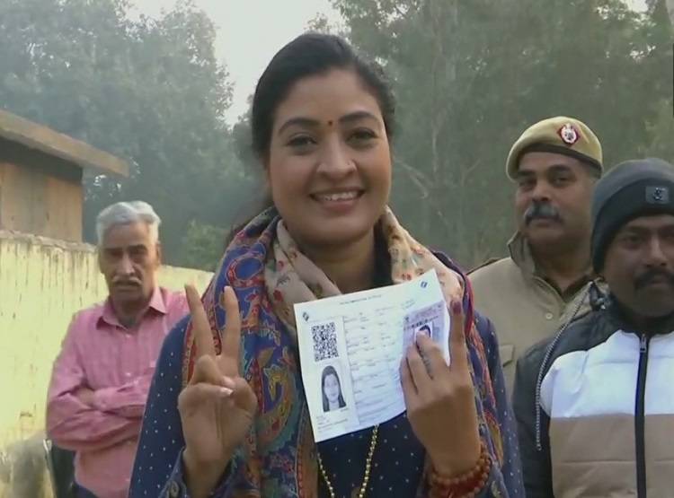 किसके सिर सजेगा दिल्ली का ताज? वोट डालने पहुंच रहे हैं दिग्गज