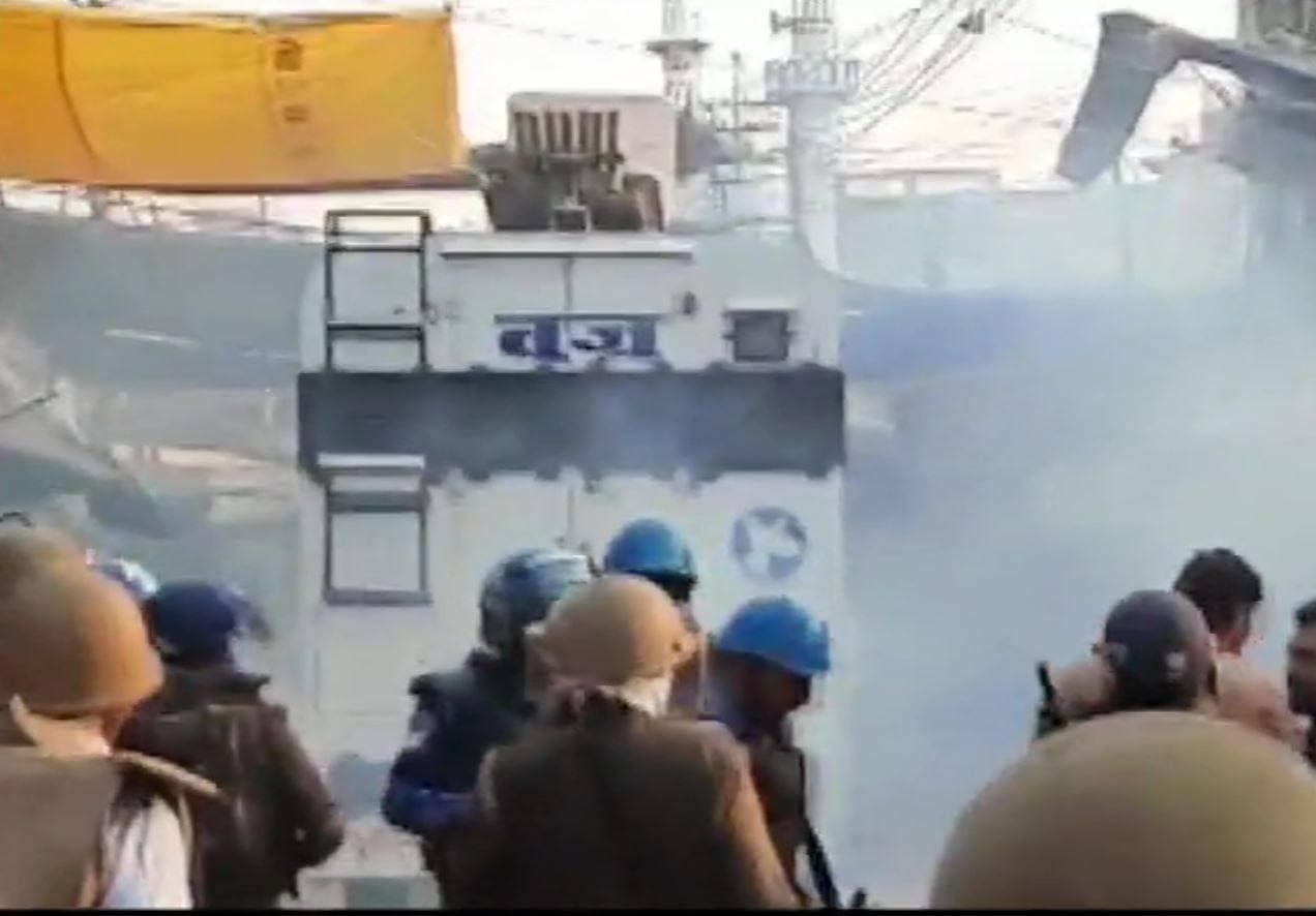 CAA को लेकर अलीगढ़ में बवाल, भीड़ ने पुलिस पर की पत्थरबाजी, भयावह तस्वीरें