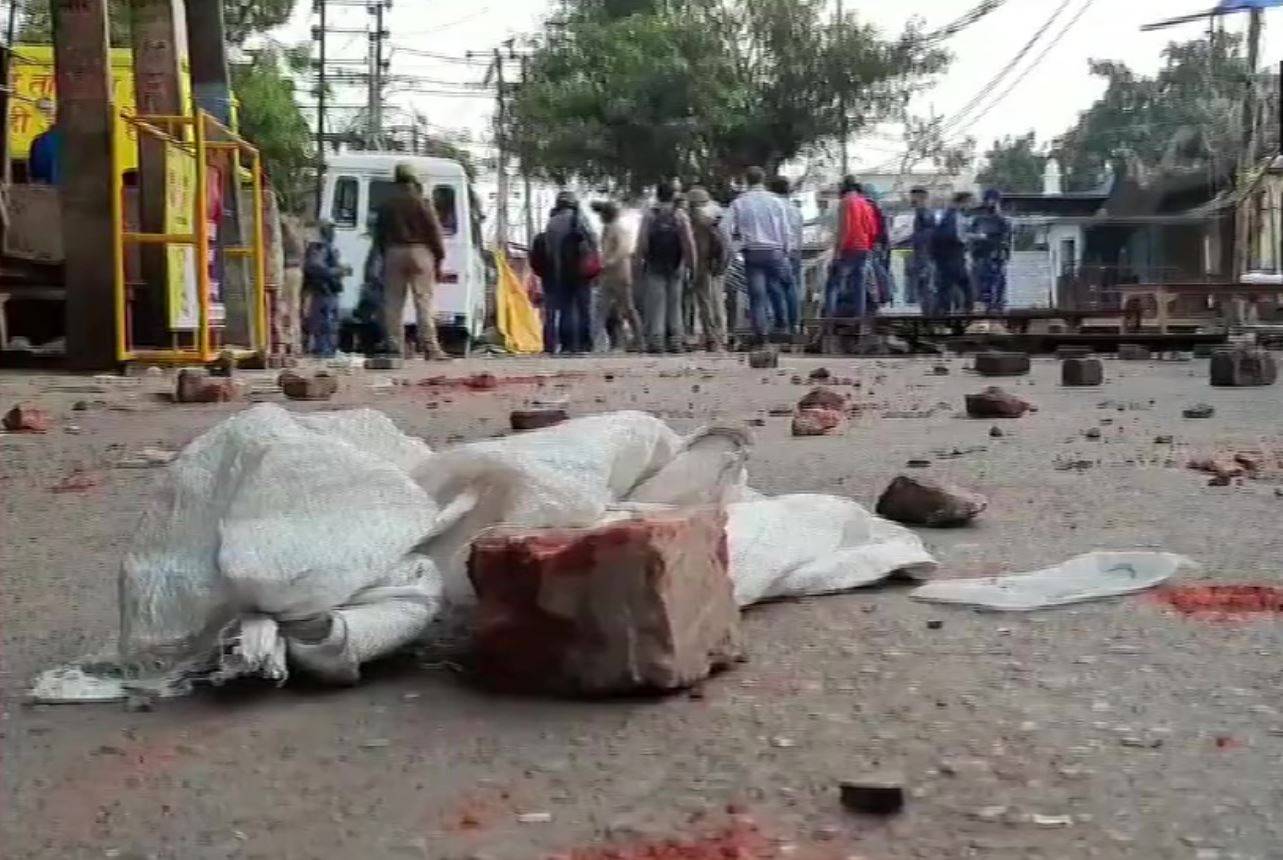 CAA को लेकर अलीगढ़ में बवाल, भीड़ ने पुलिस पर की पत्थरबाजी, भयावह तस्वीरें