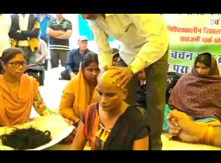 गेस्ट टीचर ने कराया मुंडन तो रोने लगे साथी, 72 द‍िनों से धरने पर