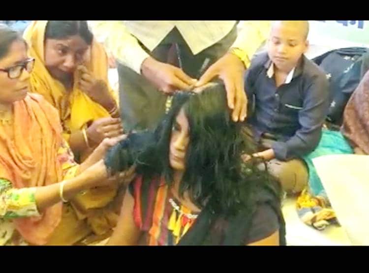 गेस्ट टीचर ने कराया मुंडन तो रोने लगे साथी, 72 द‍िनों से धरने पर