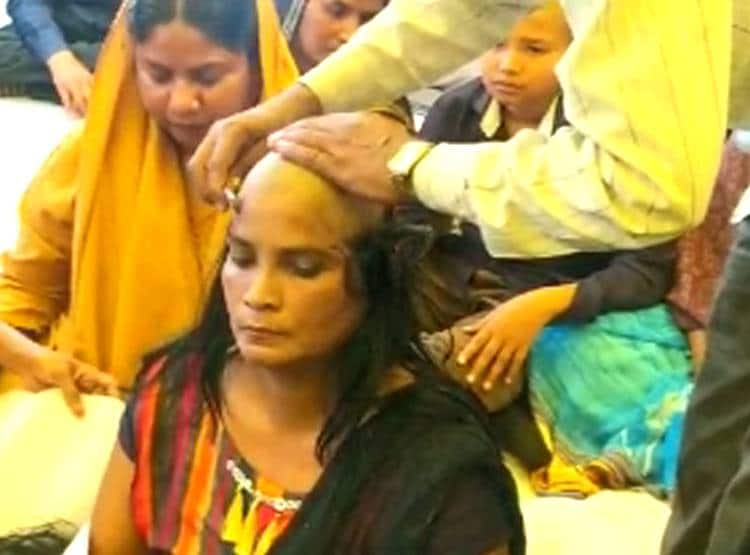 गेस्ट टीचर ने कराया मुंडन तो रोने लगे साथी, 72 द‍िनों से धरने पर