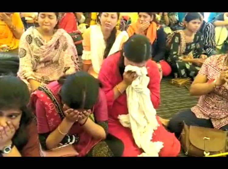 गेस्ट टीचर ने कराया मुंडन तो रोने लगे साथी, 72 द‍िनों से धरने पर