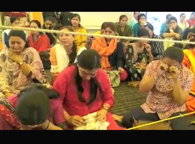 गेस्ट टीचर ने कराया मुंडन तो रोने लगे साथी, 72 द‍िनों से धरने पर