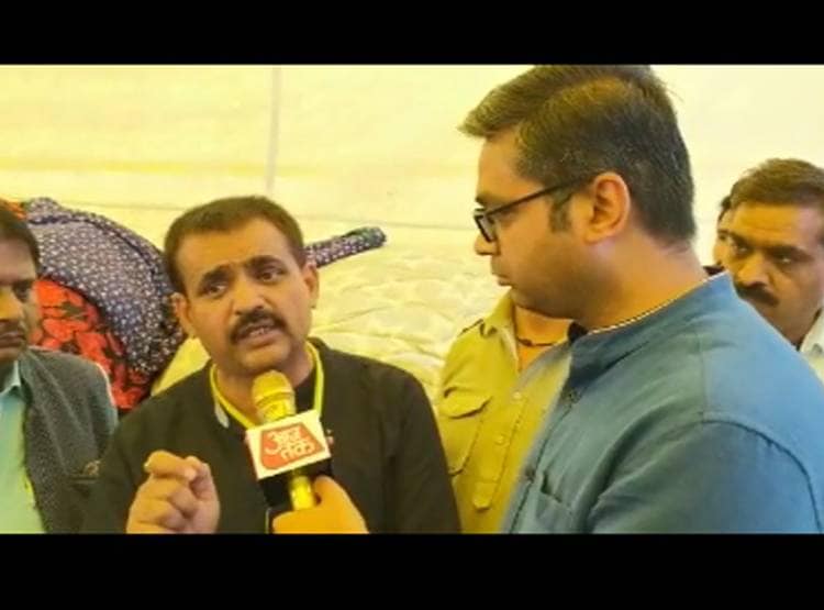 गेस्ट टीचर ने कराया मुंडन तो रोने लगे साथी, 72 द‍िनों से धरने पर