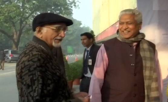 किसके सिर सजेगा दिल्ली का ताज? वोट डालने पहुंच रहे हैं दिग्गज