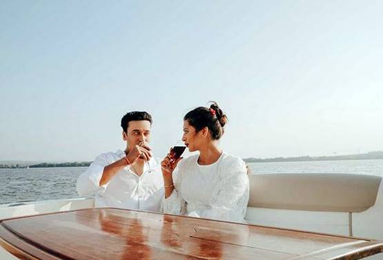 हनीमून ट्रिप पर पवित्र रिश्ता फेम अनुराग, पत्नी संग लिपलॉक करते आए नजर