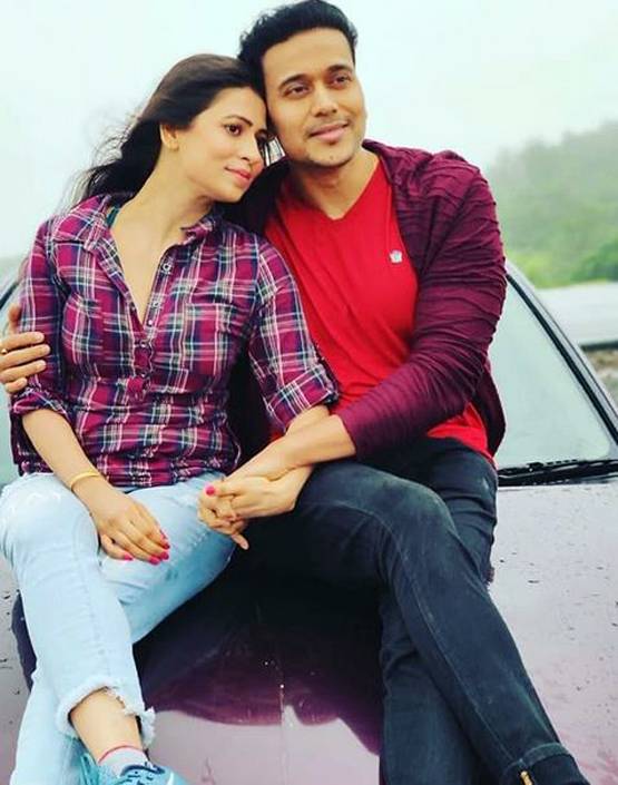 हनीमून ट्रिप पर पवित्र रिश्ता फेम अनुराग, पत्नी संग लिपलॉक करते आए नजर