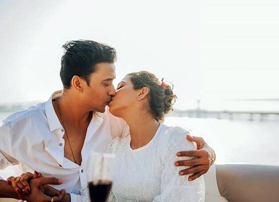 हनीमून ट्रिप पर पवित्र रिश्ता फेम अनुराग, पत्नी संग लिपलॉक करते आए नजर