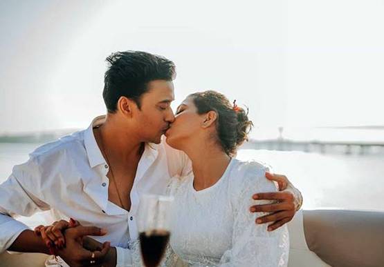 हनीमून ट्रिप पर पवित्र रिश्ता फेम अनुराग, पत्नी संग लिपलॉक करते आए नजर