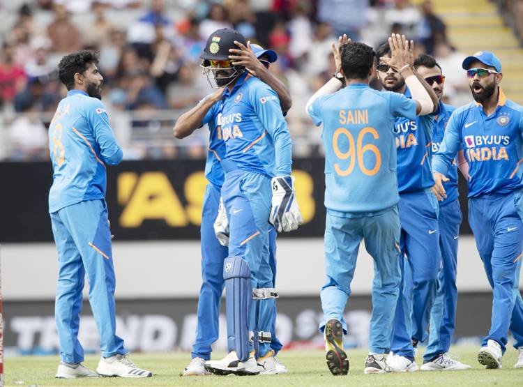 तीसरे वनडे से इस खिलाड़ी का कटेगा पत्ता, मनीष या पंत को मौका!