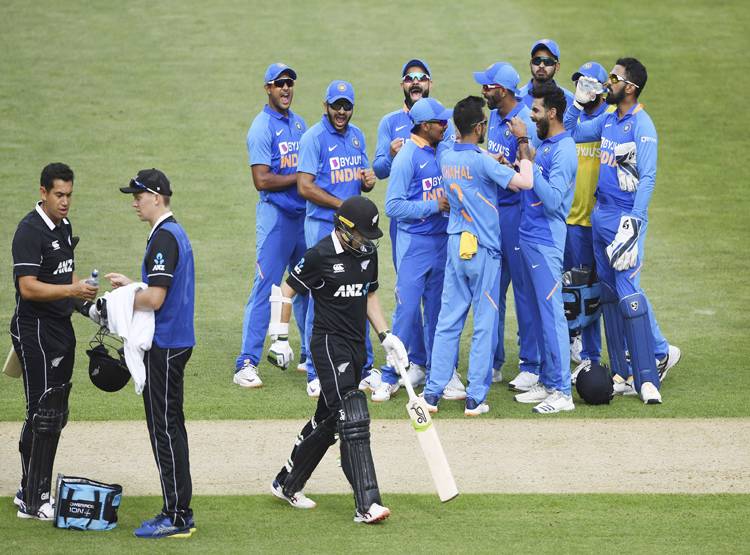 तीसरे वनडे से इस खिलाड़ी का कटेगा पत्ता, मनीष या पंत को मौका!