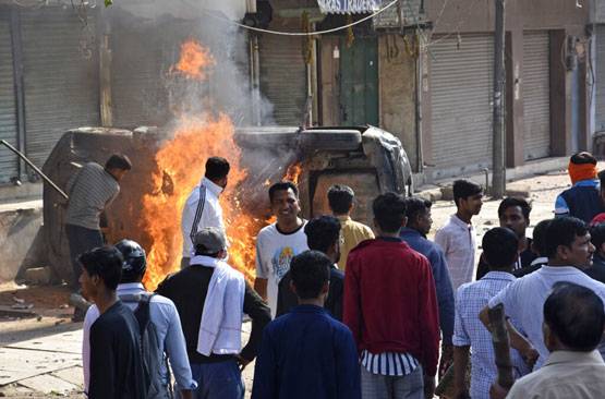 दिल्ली: CAA पर हिंसा की सबसे DISTURBING तस्वीरें