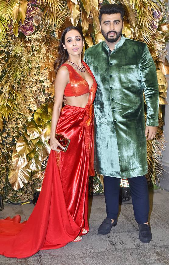 अर्जुन कपूर का हाथ थामे रिसेप्शन में पहुंचीं मलाइका, PHOTOS