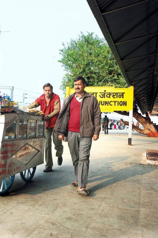 अफसर से समाज सेवा, फिर बनाई AAP, रोचक है आम आदमी तक पहुंचने का ये सफर