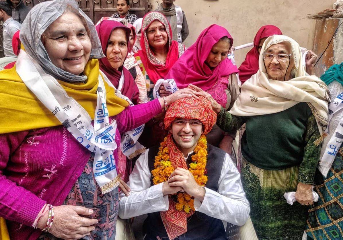 AAP का यह उम्मीदवार मांगने जाता है वोट तो मिलने लगता है शादी का प्रस्ताव