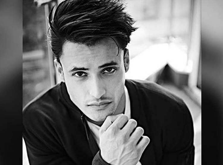 लाइव ऑडियंस के सामने आसिम ने उतारी शर्ट, जर्नी वीडियो देख हुए भावुक