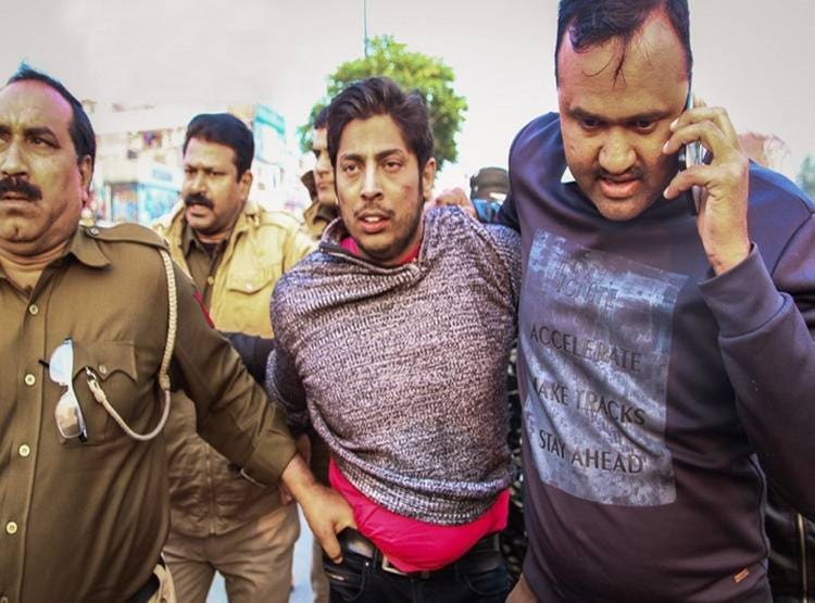 शाहीनबाग में युवक ने चलाईं गोलियां, कहा- ये सिर्फ हिन्दुओं का देश