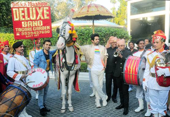 घोड़ी चढ़े आयुष्मान खुराना, दिल्ली की सड़कों पर ऐसे निकली 'बारात'