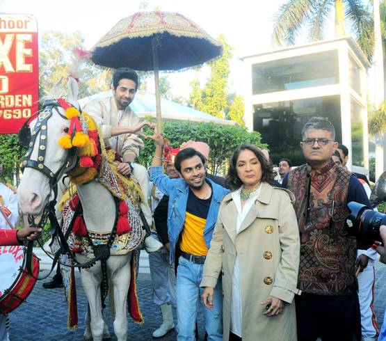 घोड़ी चढ़े आयुष्मान खुराना, दिल्ली की सड़कों पर ऐसे निकली 'बारात'