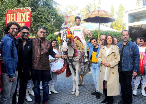 घोड़ी चढ़े आयुष्मान खुराना, दिल्ली की सड़कों पर ऐसे निकली 'बारात'