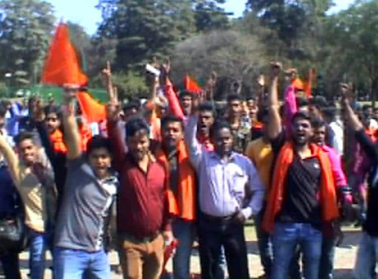 वैलेंटाइन डे पर बजरंग दल का उत्पात, पार्क में बैठे कपल की कराई शादी