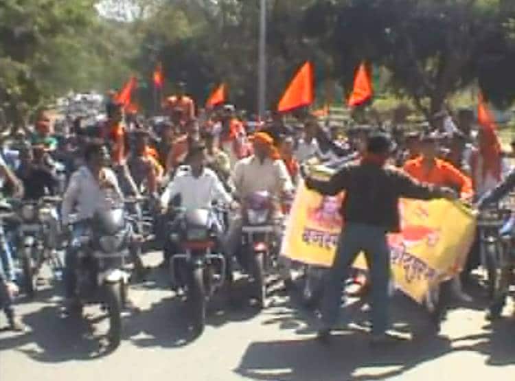 वैलेंटाइन डे पर बजरंग दल का उत्पात, पार्क में बैठे कपल की कराई शादी