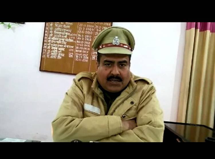 'तुझे अपने चेहरे पर घमंड है' कहकर लड़की ने लड़के के चेहरे पर मारी ब्लेड