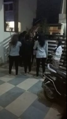 हॉस्टल की लड़की पर आरोप लगाकर पड़ोसी ने की पिटाई, वीडियो वायरल