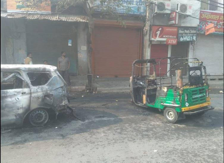 झुग्गी जलाई, मारुति शोरूम तोड़ा, उपद्रवियों के तांडव की तस्वीरें