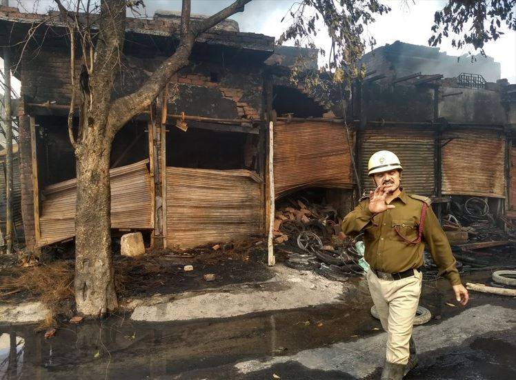 झुग्गी जलाई, मारुति शोरूम तोड़ा, उपद्रवियों के तांडव की तस्वीरें