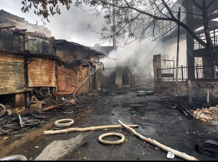 झुग्गी जलाई, मारुति शोरूम तोड़ा, उपद्रवियों के तांडव की तस्वीरें