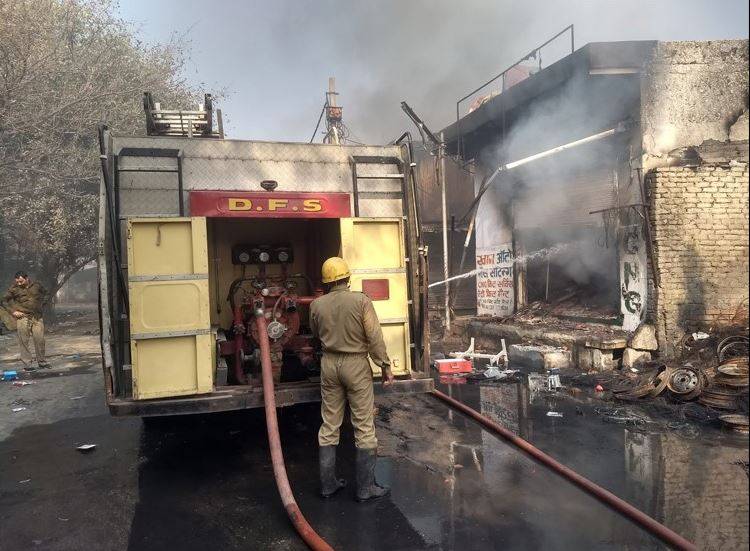 झुग्गी जलाई, मारुति शोरूम तोड़ा, उपद्रवियों के तांडव की तस्वीरें