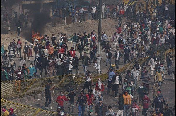 झुग्गी जलाई, मारुति शोरूम तोड़ा, उपद्रवियों के तांडव की तस्वीरें