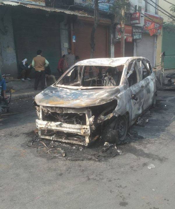 झुग्गी जलाई, मारुति शोरूम तोड़ा, उपद्रवियों के तांडव की तस्वीरें