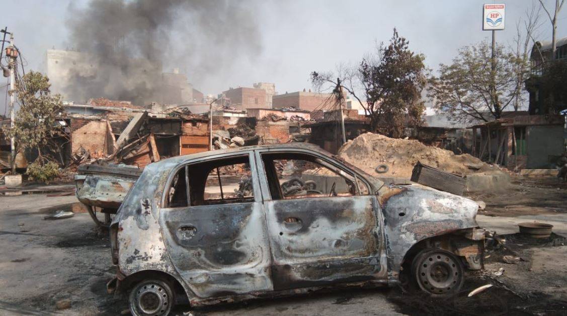 झुग्गी जलाई, मारुति शोरूम तोड़ा, उपद्रवियों के तांडव की तस्वीरें