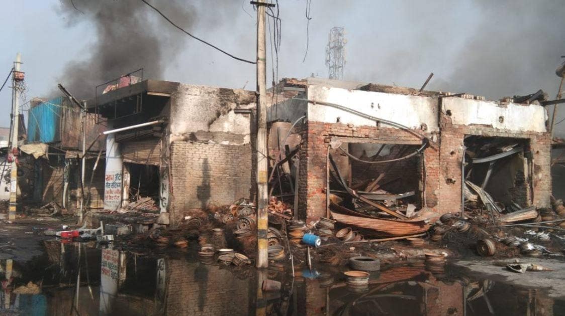 झुग्गी जलाई, मारुति शोरूम तोड़ा, उपद्रवियों के तांडव की तस्वीरें