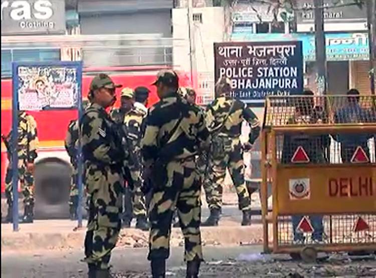 दिल्ली: हिंसा के दौरान युवक के सिर में घुस गई रॉड, ऐसे बची जान