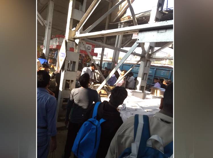 भोपाल रेलवे स्टेशन पर बड़ा हादसा, यात्रियों पर गिरा रैंप, कई घायल