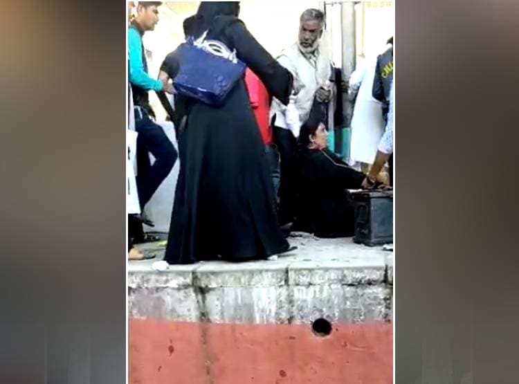 भोपाल रेलवे स्टेशन पर बड़ा हादसा, यात्रियों पर गिरा रैंप, कई घायल