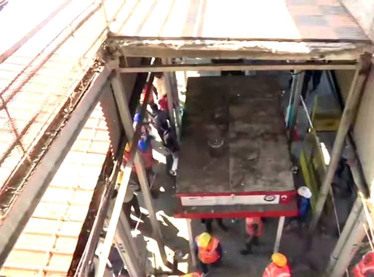 भोपाल रेलवे स्टेशन पर बड़ा हादसा, यात्रियों पर गिरा रैंप, कई घायल