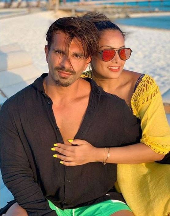 पत्नी बिपाशा संग मालदीव वेकेशन पर करण सिंह ग्रोवर, PHOTOS